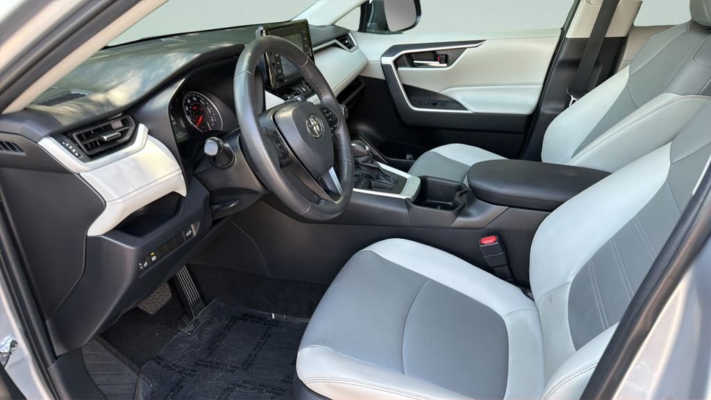 Used 2022 Silver Toyota XLE Premium image 32