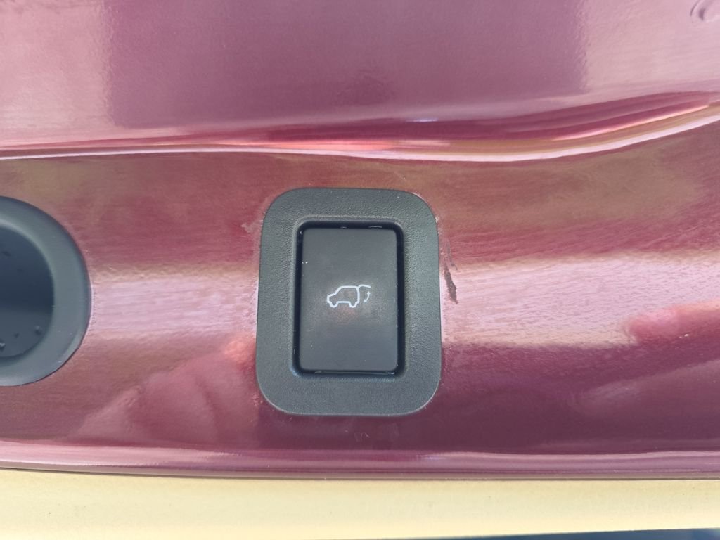 Used 2015 Red Toyota XLE V6 image 39