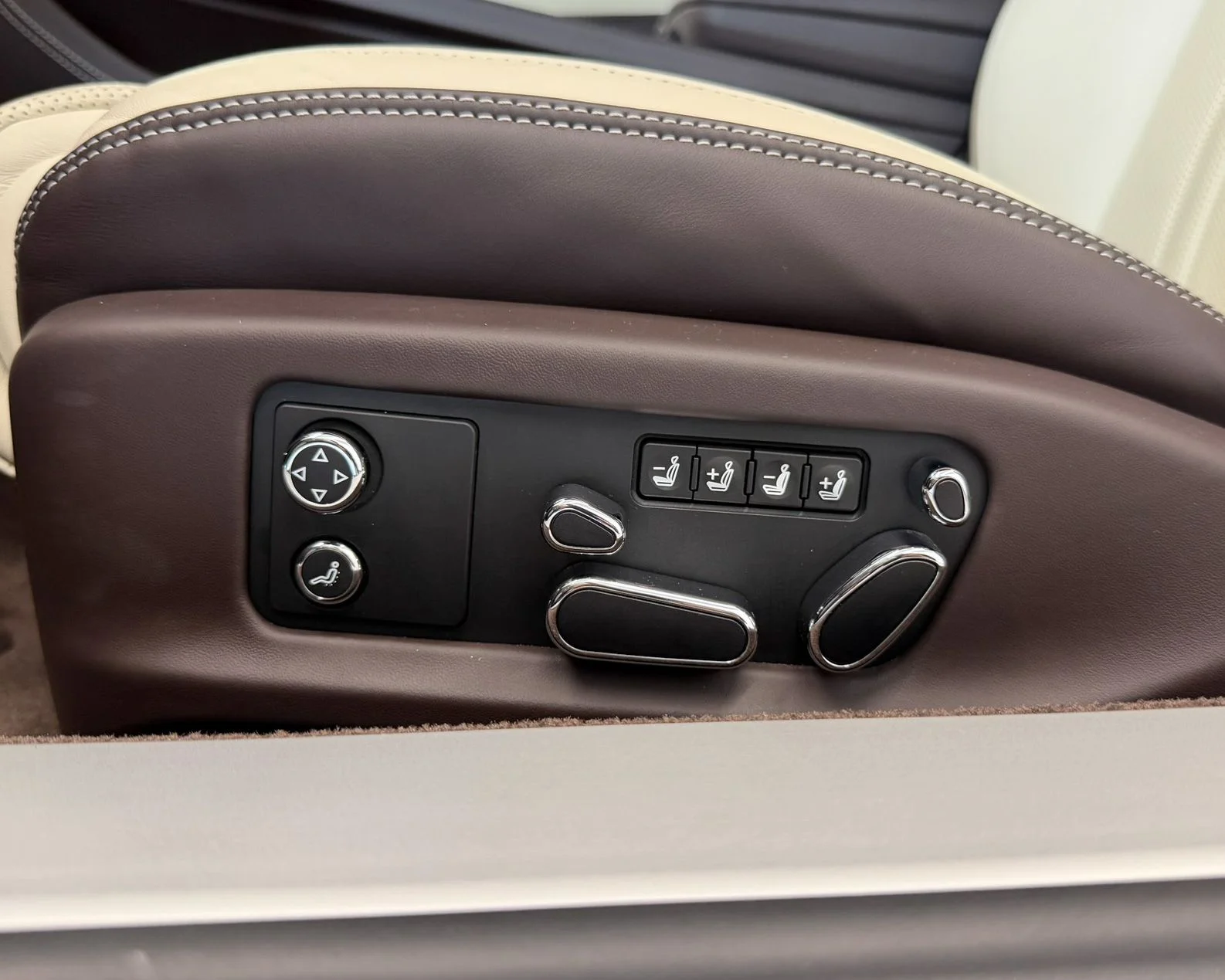Used 2023 Brown Bentley V8 image 17