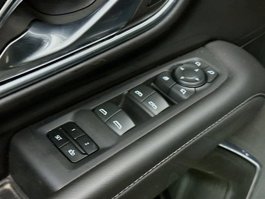Used 2023 Black Chevrolet Z71 image 20
