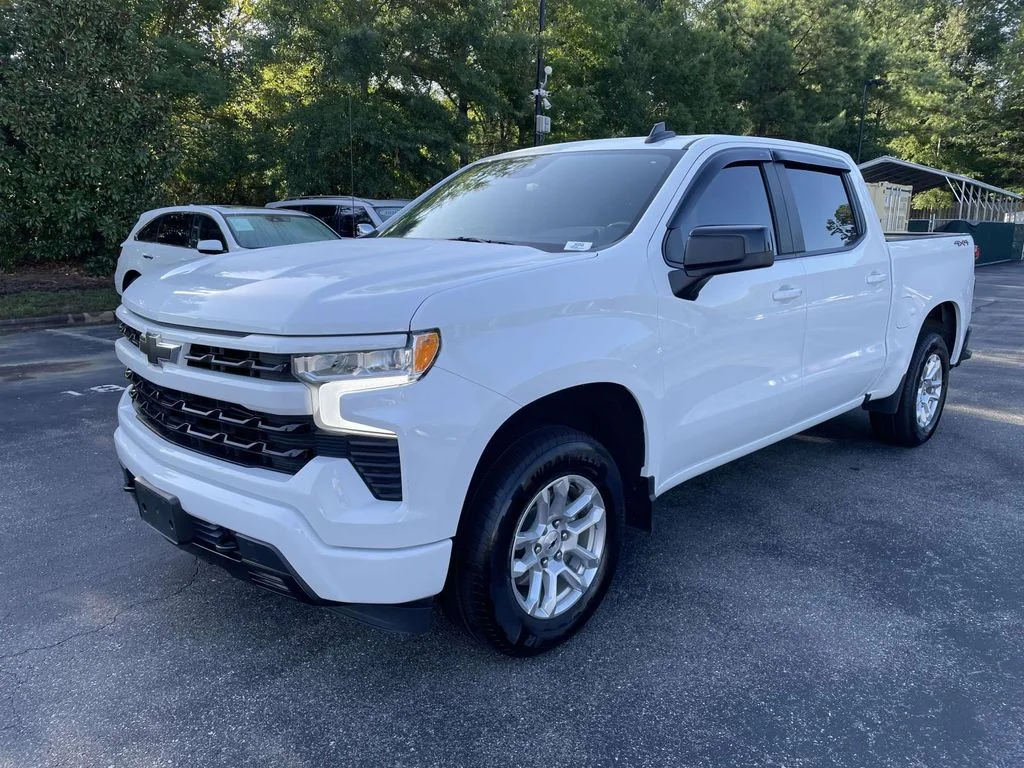 Used 2024 Summit White Chevrolet RST image 3