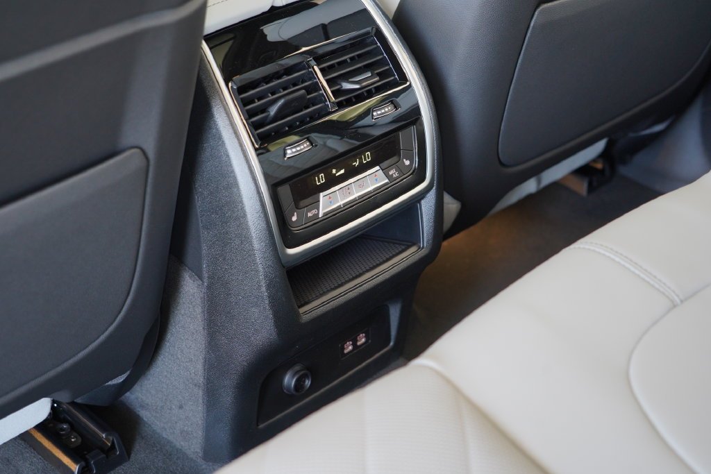 New 2026 Mineral White Metallic BMW xDrive40i image 34