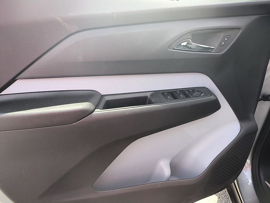 2027 Chevrolet Bolt RS - Photo 11