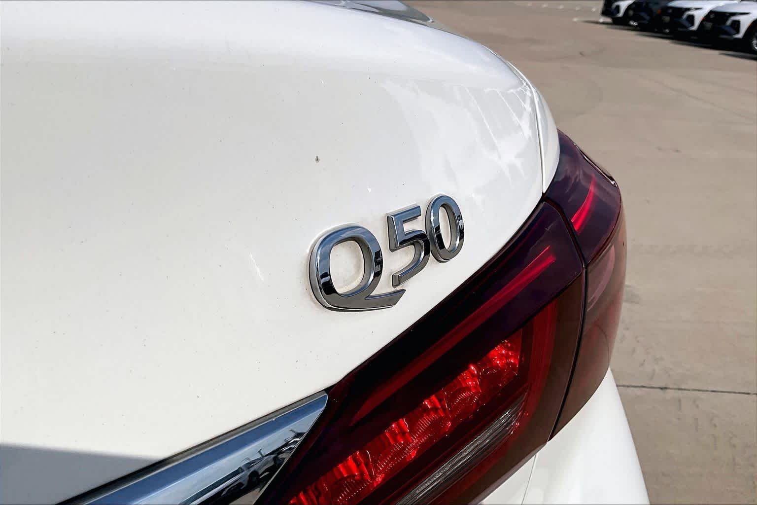 Used 2018 Pure White INFINITI 3.0t LUXE image 10