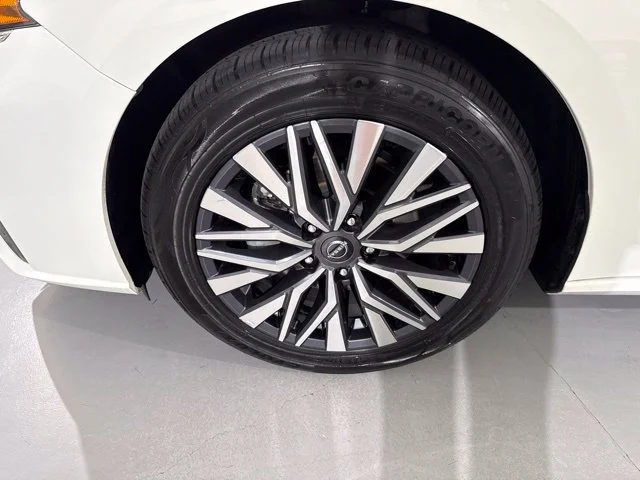 Used 2025 White Nissan 2.5 SV image 4
