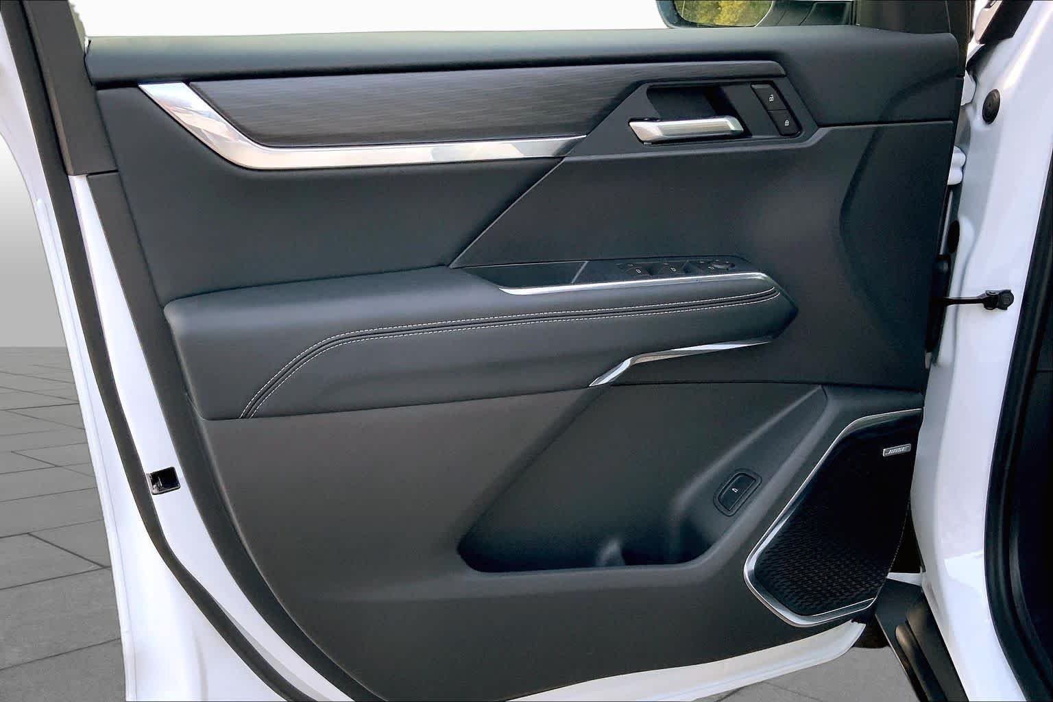 New 2027 Summit White GMC Elevation image 9