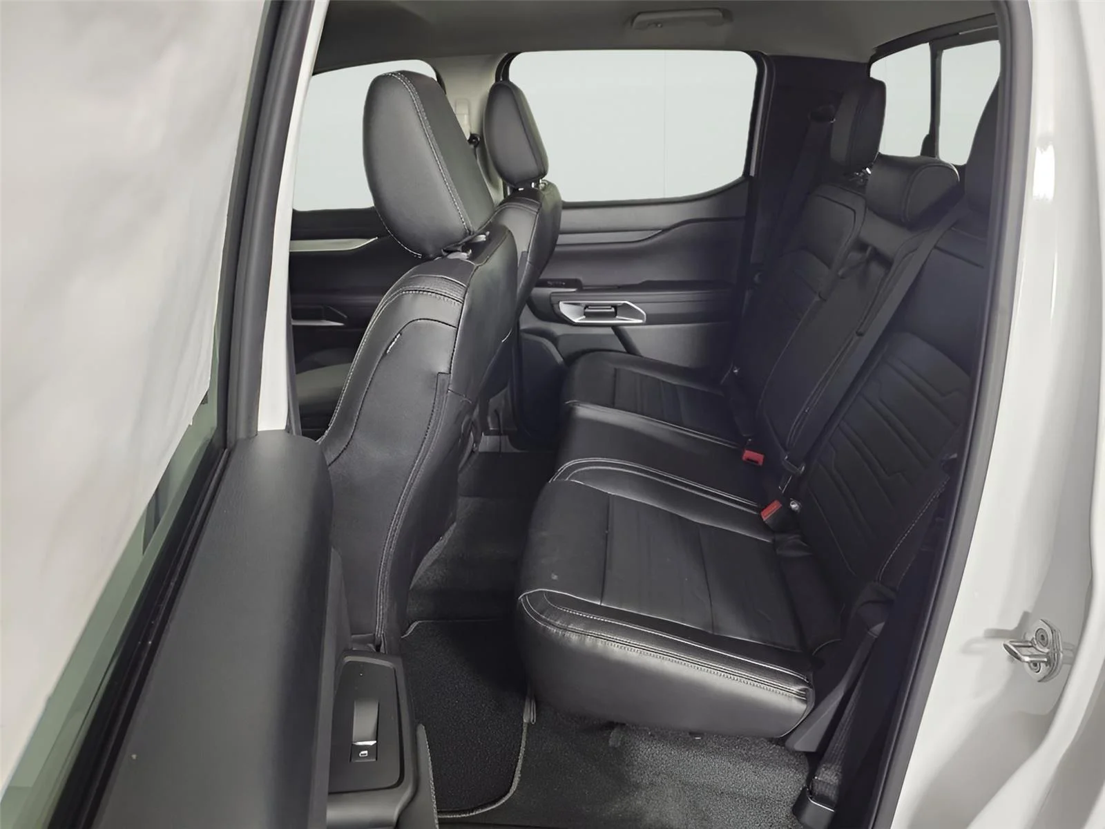 Used 2025 Oxford White Ford LARIAT image 16