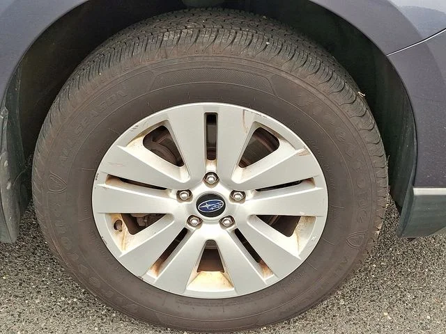 Used 2016 Gray Subaru 2.5i Premium image 9