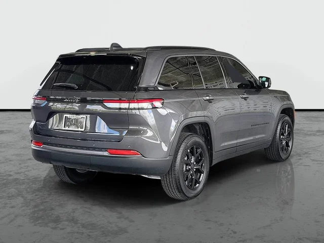 2026 Jeep Grand Cherokee Laredo Altitude