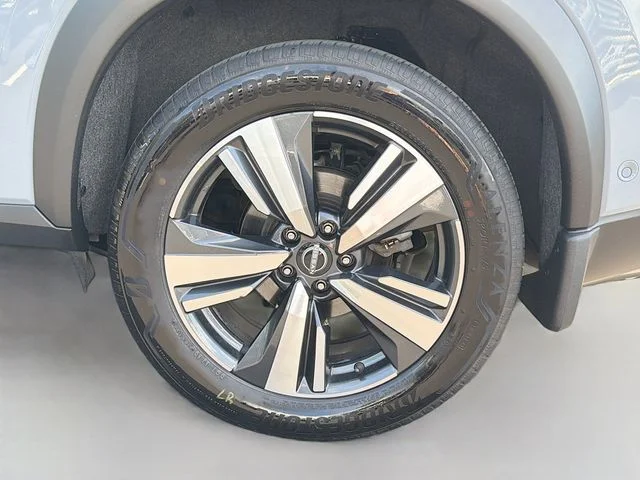 Used 2022 Gray Nissan Platinum image 29