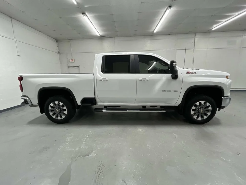 Used 2025 Summit White Chevrolet LT image 2
