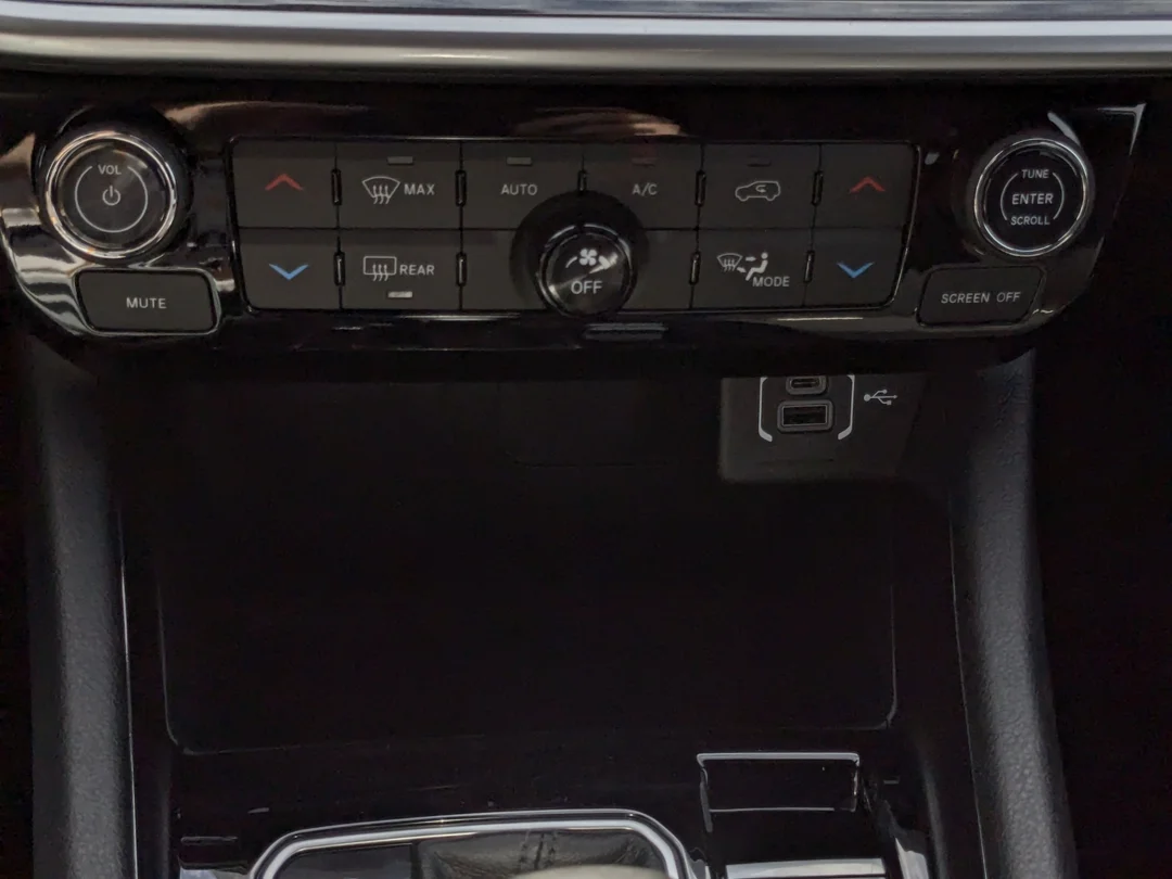 New 2025 White Jeep North - - 4X4 - Heated seats - Forward Collision Warning & More! image 22