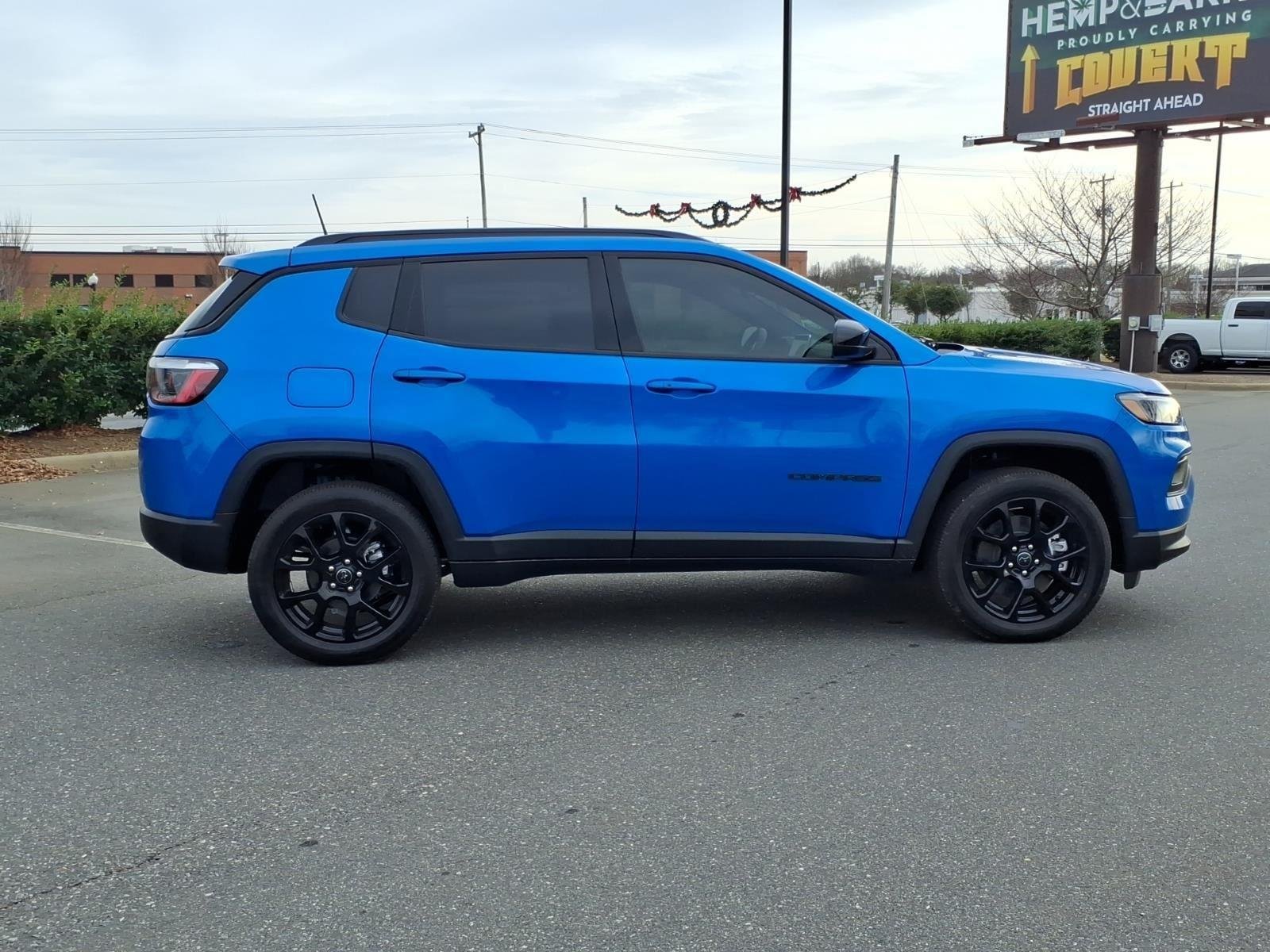 New 2026 Hydro Blue Pearl-Coat Exterior Paint Jeep Latitude Altitude image 24