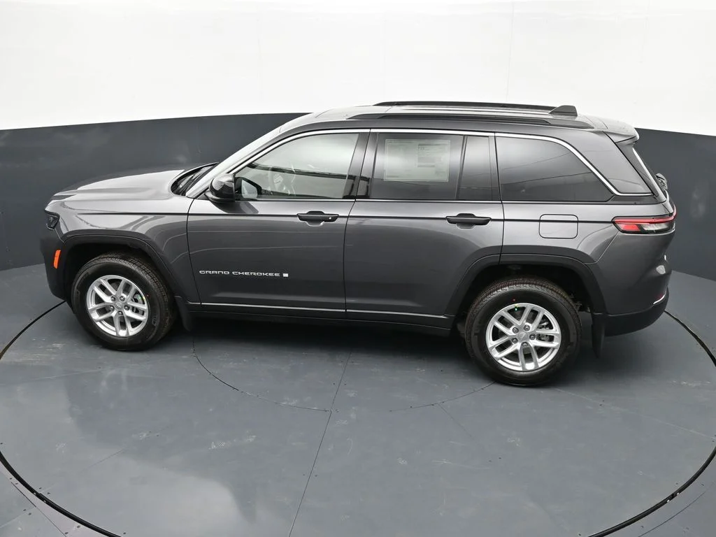 New 2026 Baltic Gray Metallic Clear-Coat Exterior Paint Jeep Laredo X image 36