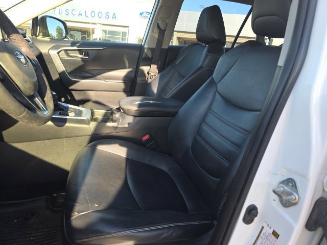 Used 2020 White Toyota XLE Premium image 9