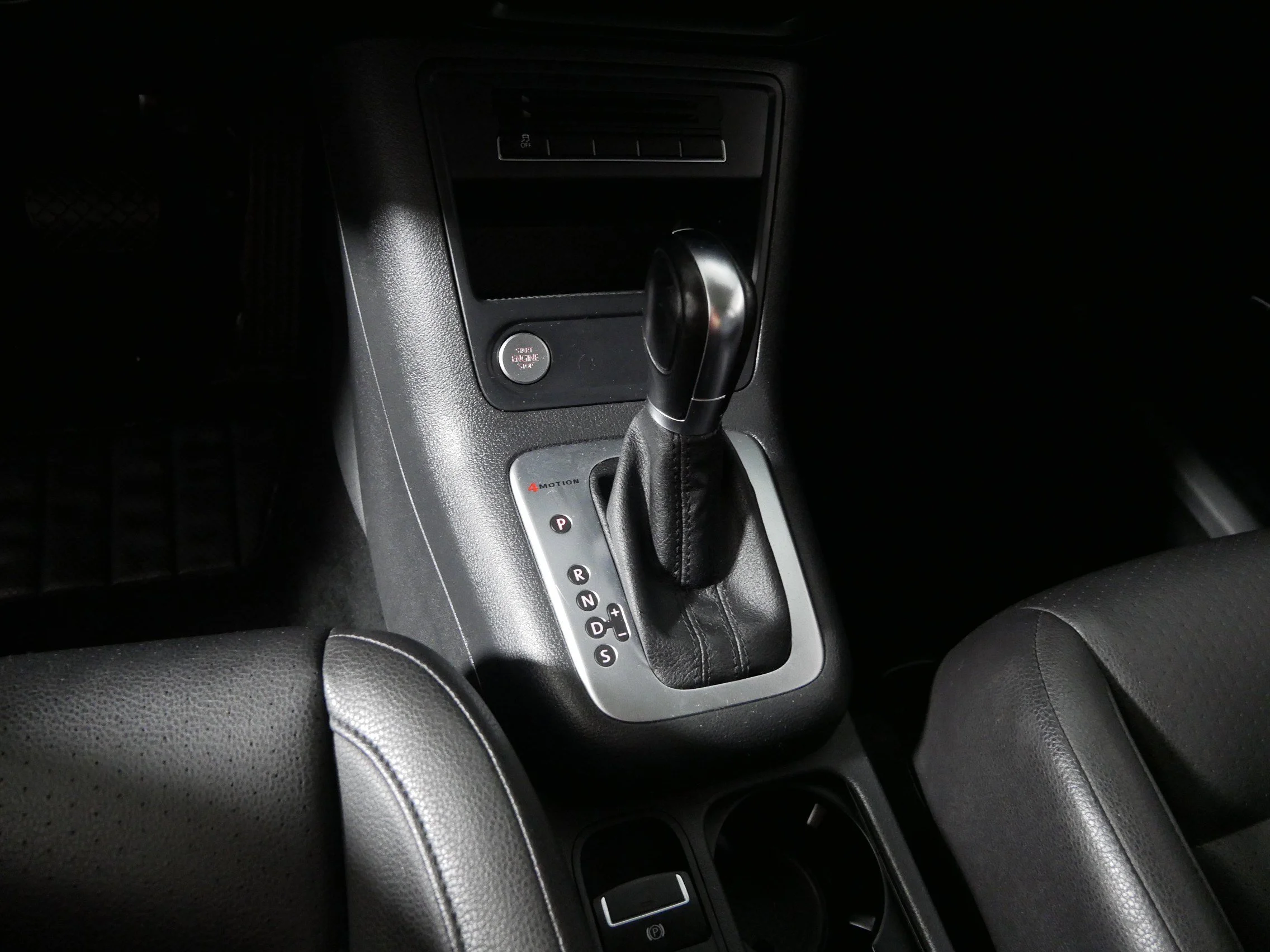 Used 2014 Pepper Gray Metallic Volkswagen SE image 24
