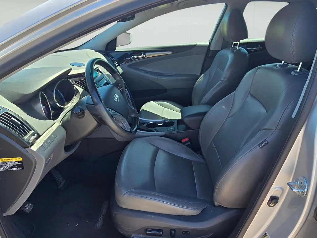 Used 2012 Radiant Silver Metallic Hyundai 2.4L Limited image 9