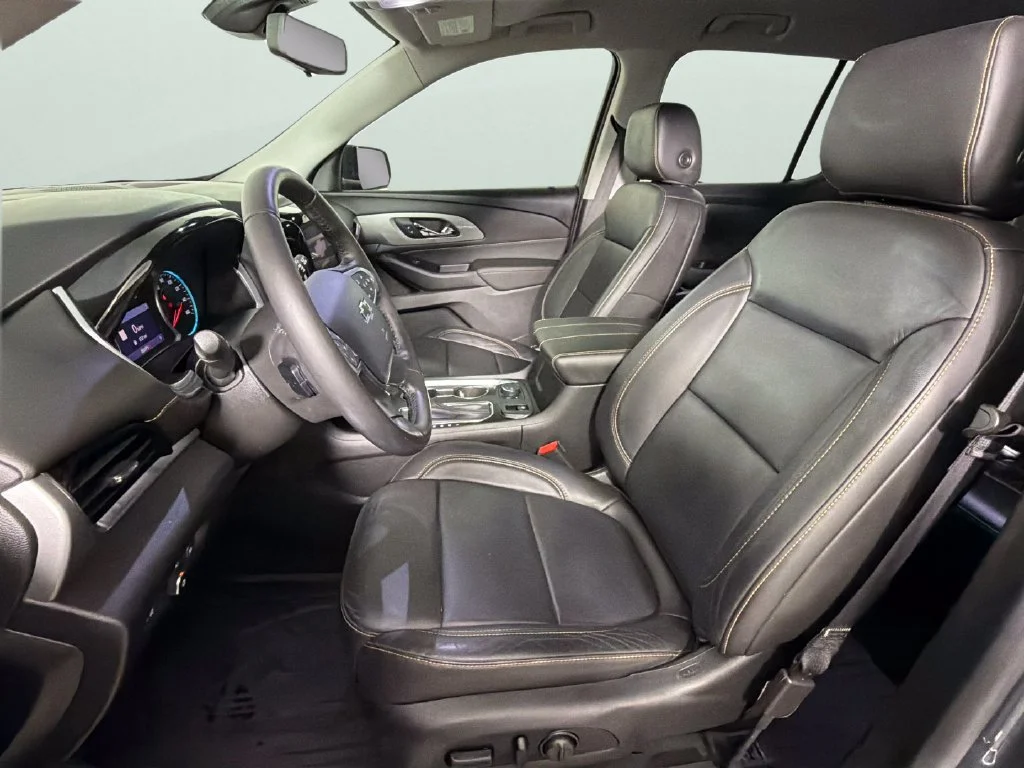 Used 2020 GRAPHITE METALLIC Chevrolet RS image 18