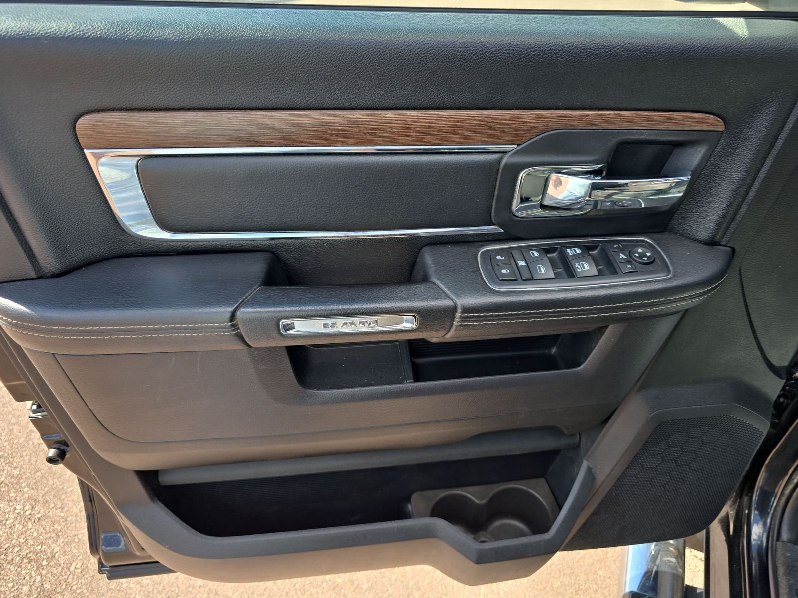 Used 2016 Brilliant Black Crystal Pearlcoat Ram Laramie image 10