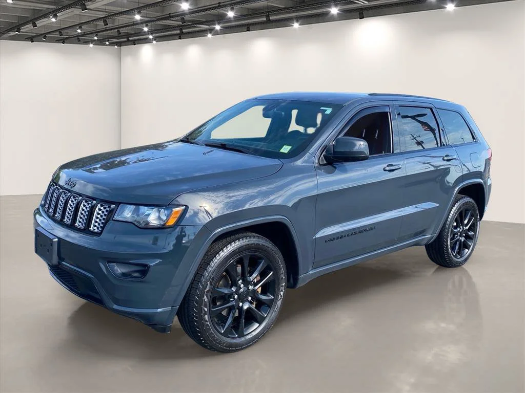 Used 2018 Rhino Clearcoat Jeep Altitude image 3