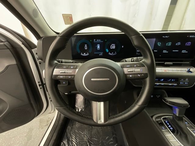 Used 2025 White Hyundai SEL image 11