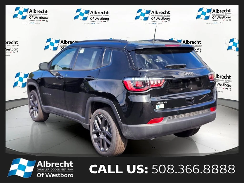 New 2026 Diamond Black Crystal Pearl-Coat Exterior Paint Jeep Limited image 3