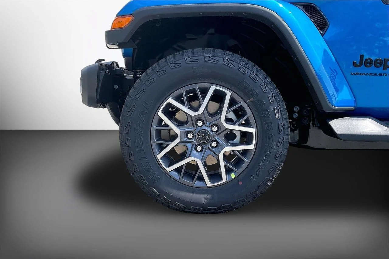 New 2026 Hydro Blue Pearl-Coat Exterior Paint Jeep Sahara image 31