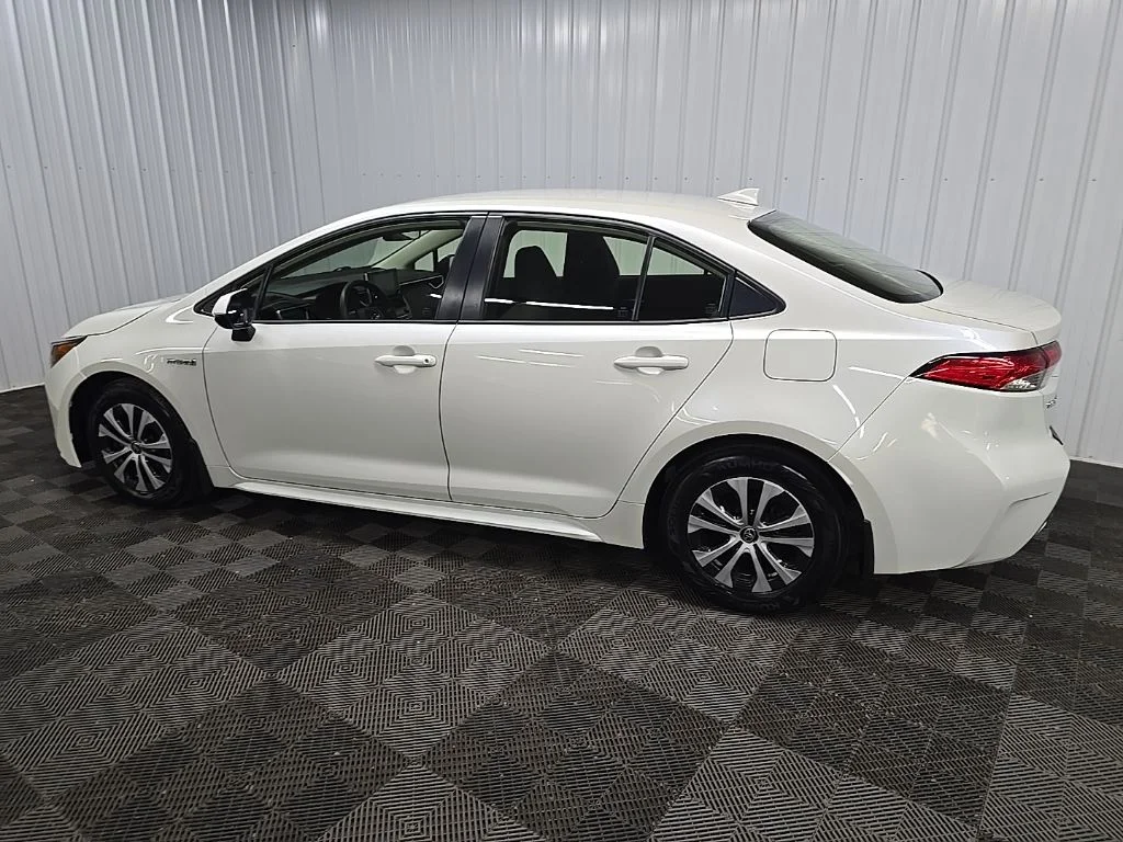 Used 2020 White Toyota LE image 4