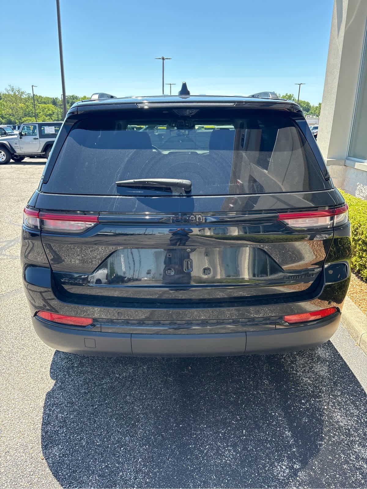 Used 2023 Diamond Black Crystal Pearlcoat Jeep Limited image 5