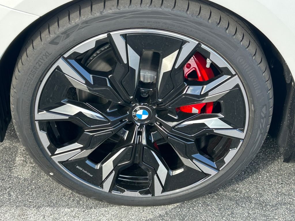 New 2027 Mineral White Metallic BMW 550e xDrive image 9