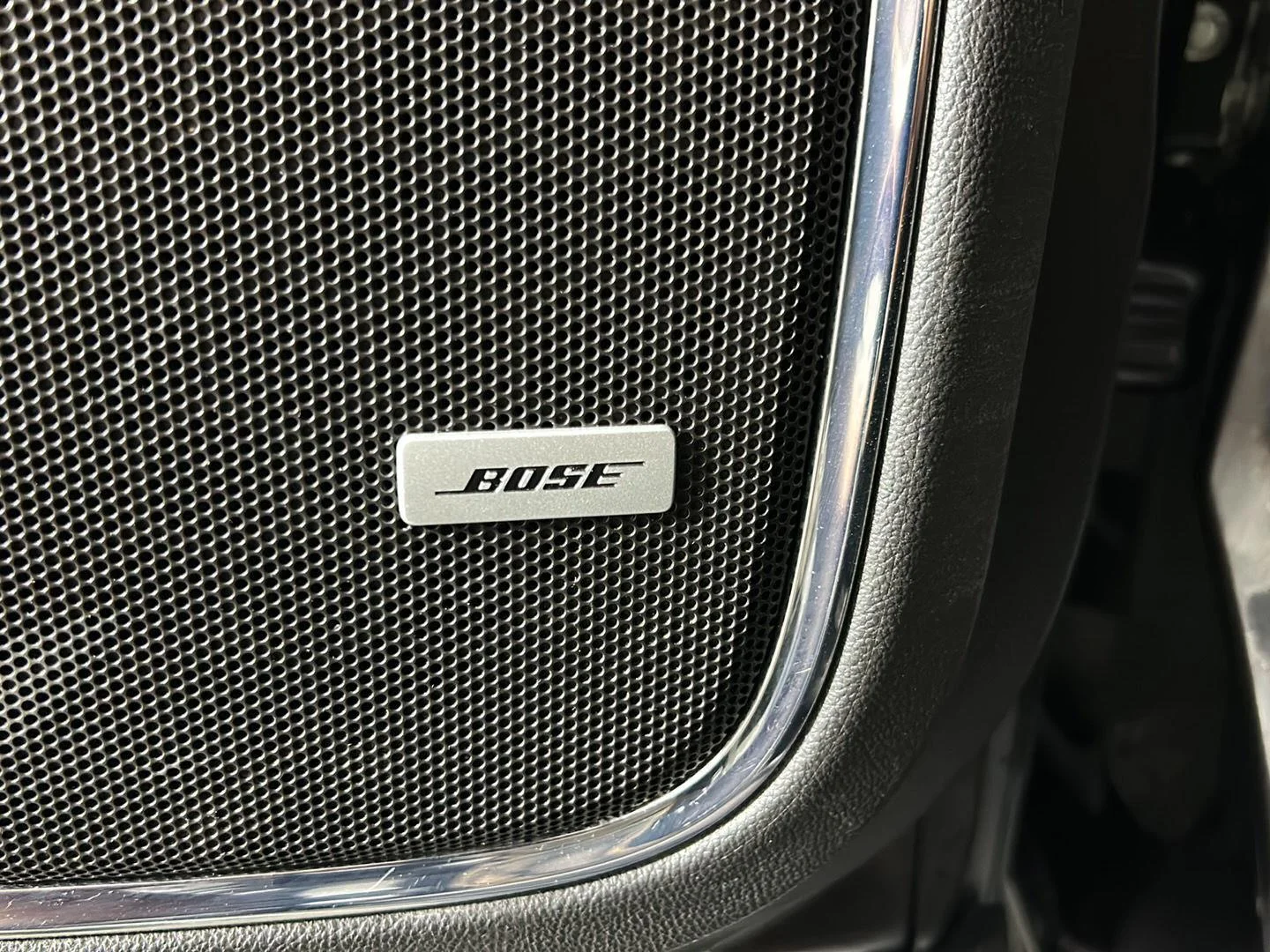Used 2018 Iridium Metallic GMC SLT image 24