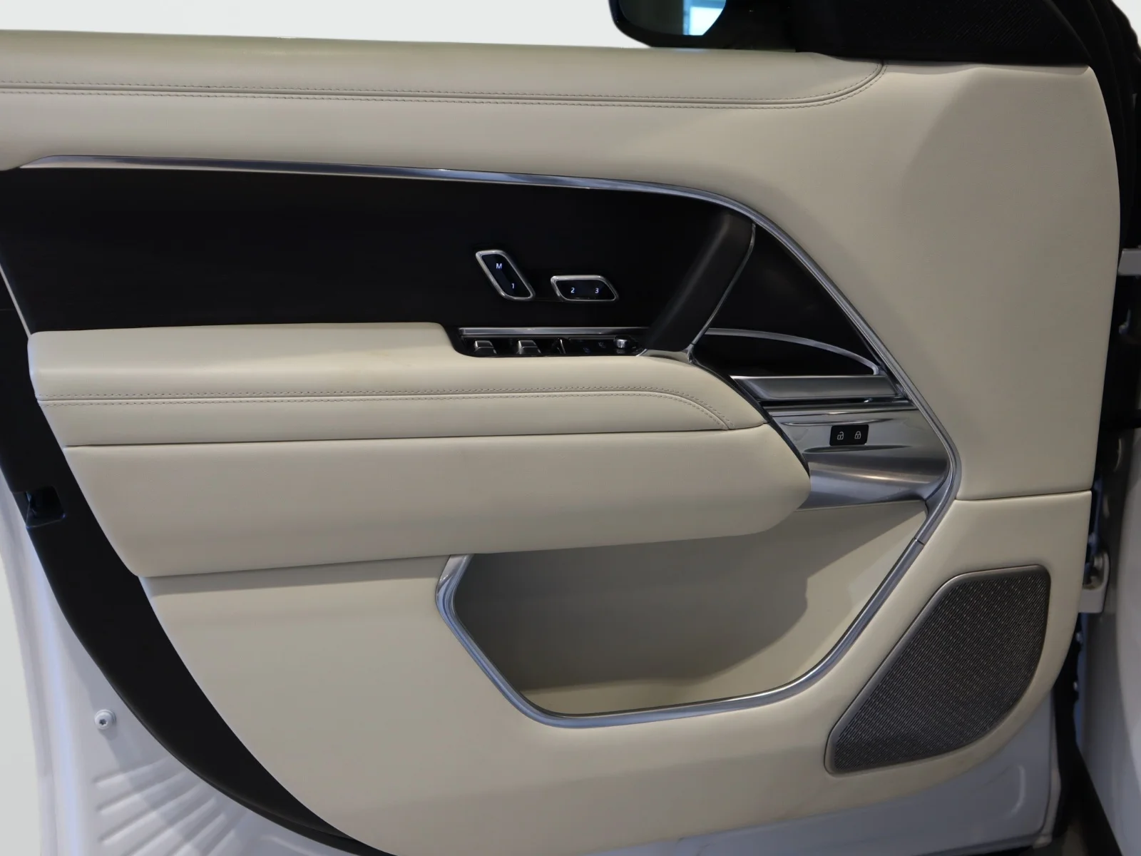 Used 2024 White Land Rover P530 Autobiography LWB 7 Seat image 24