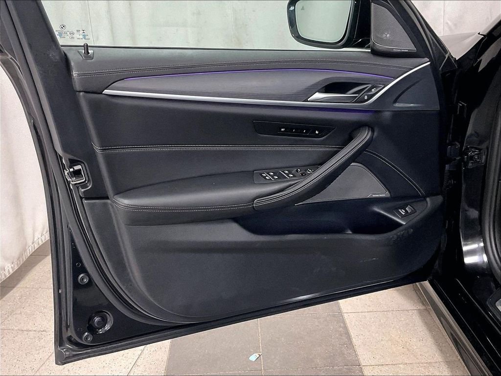 Used 2022 Black BMW M550i xDrive image 9