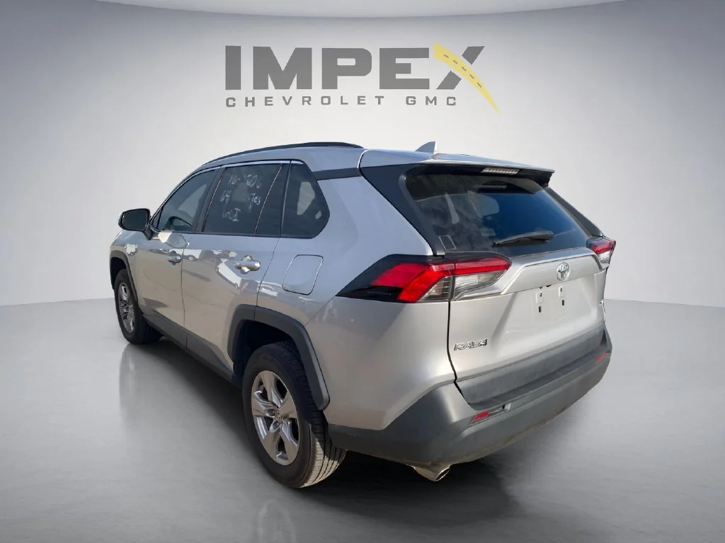 Used 2022  Toyota XLE image 3