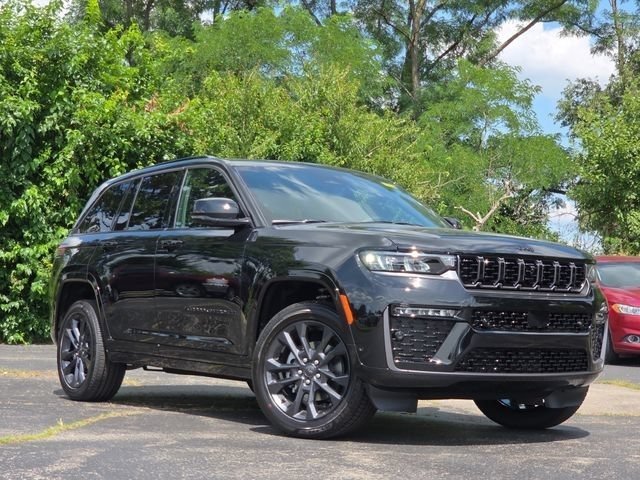 New 2026 Diamond Black Crystal Pearlcoat Jeep Limited Reserve image 2