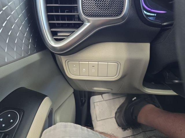 Used 2025  Kia LX image 20