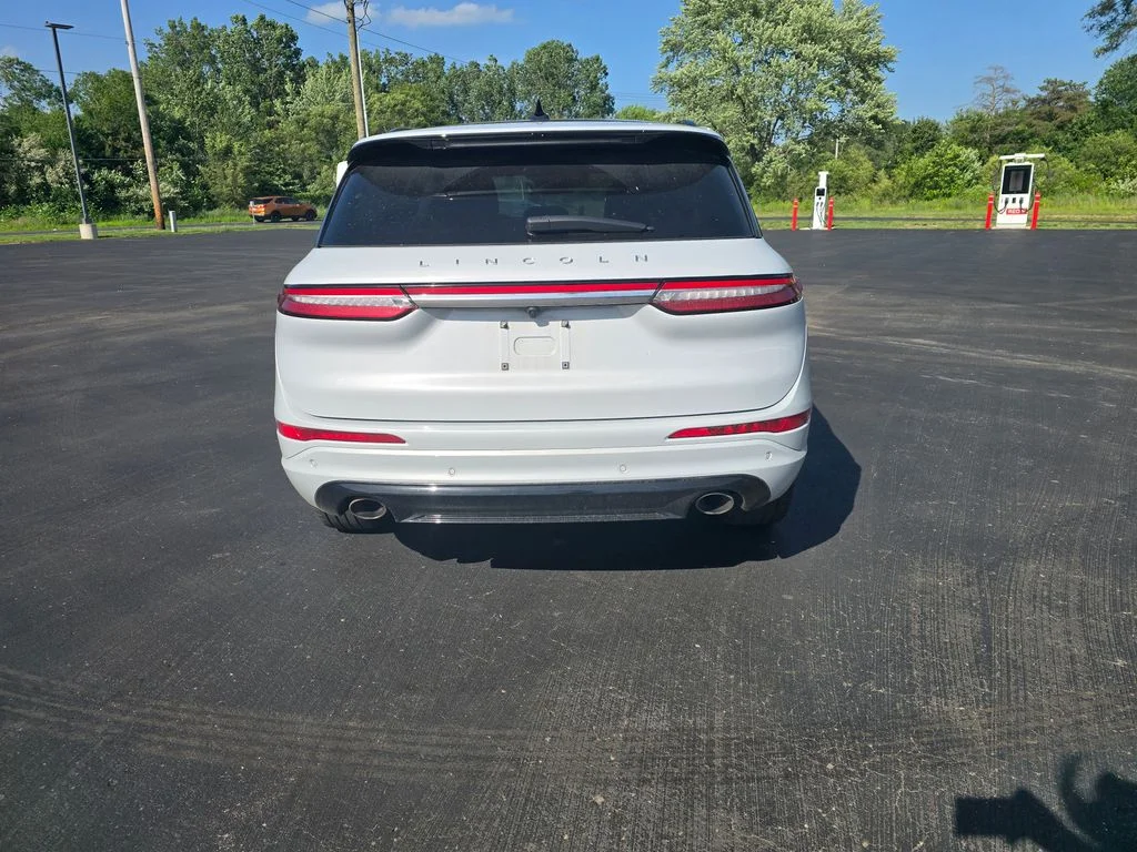 Used 2025 White Lincoln Premiere image 6