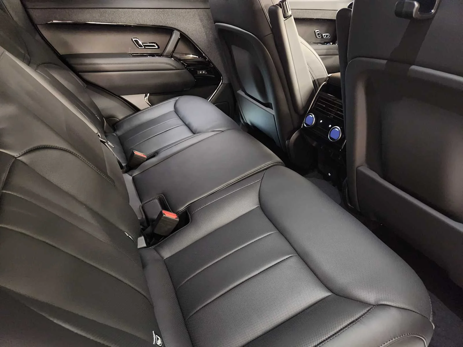 New 2026 Santorini Black Metallic Land Rover Dynamic SE - P400 image 52