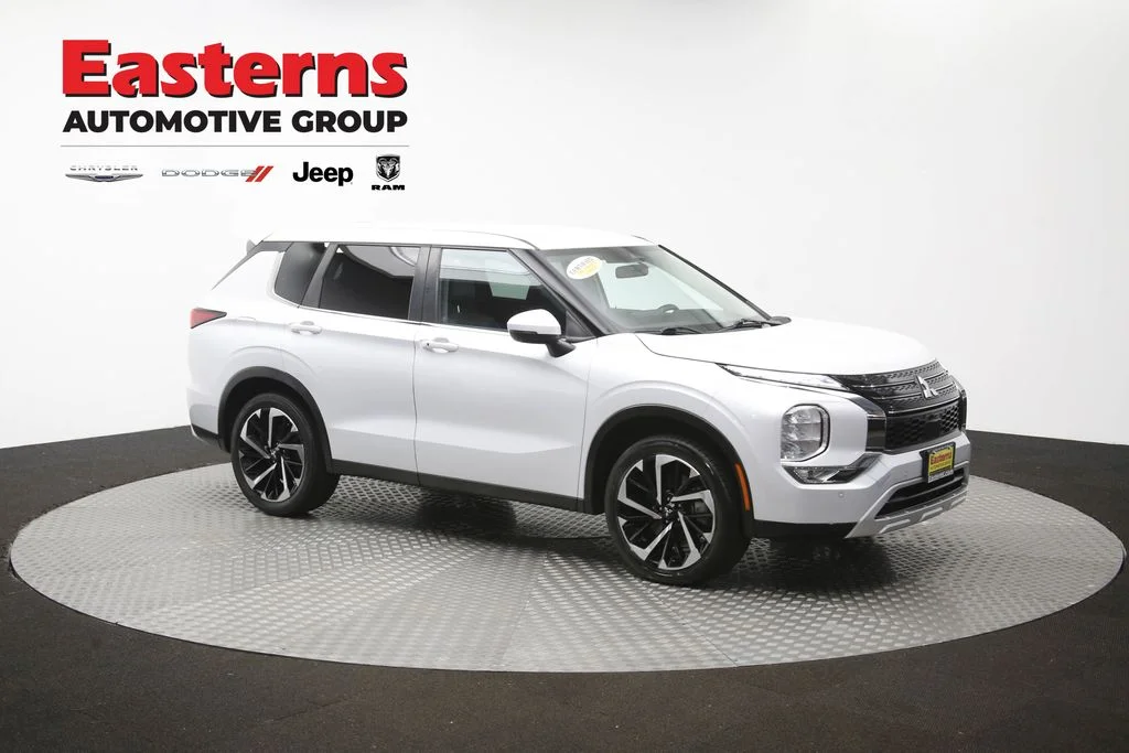 Used 2022 White Mitsubishi SE image 47