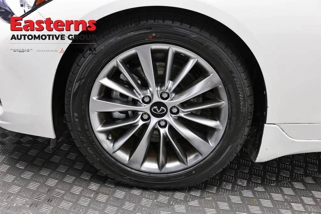 Used 2023 White INFINITI LUXE image 35