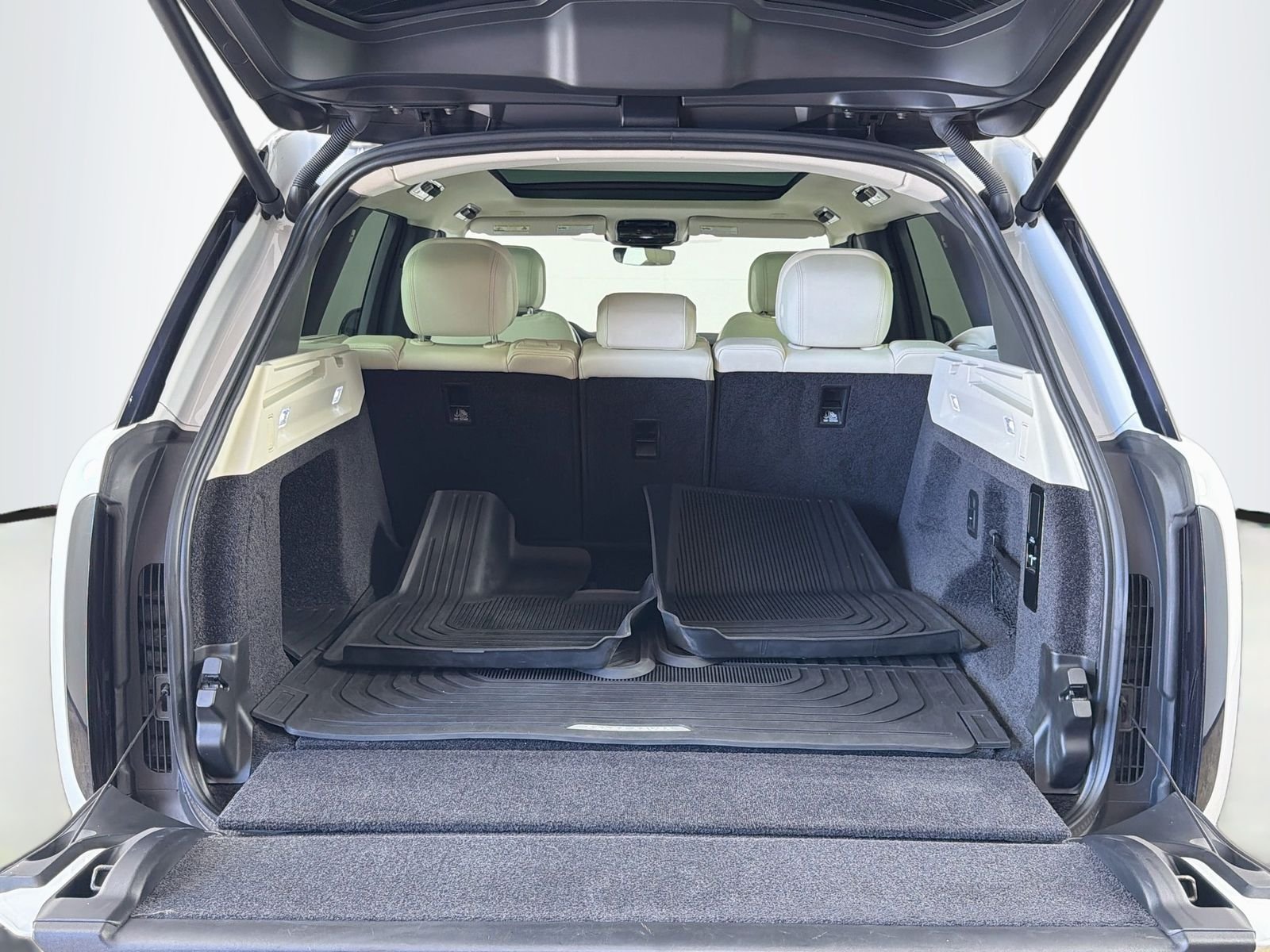 Used 2023 Fuji White Land Rover SE image 29
