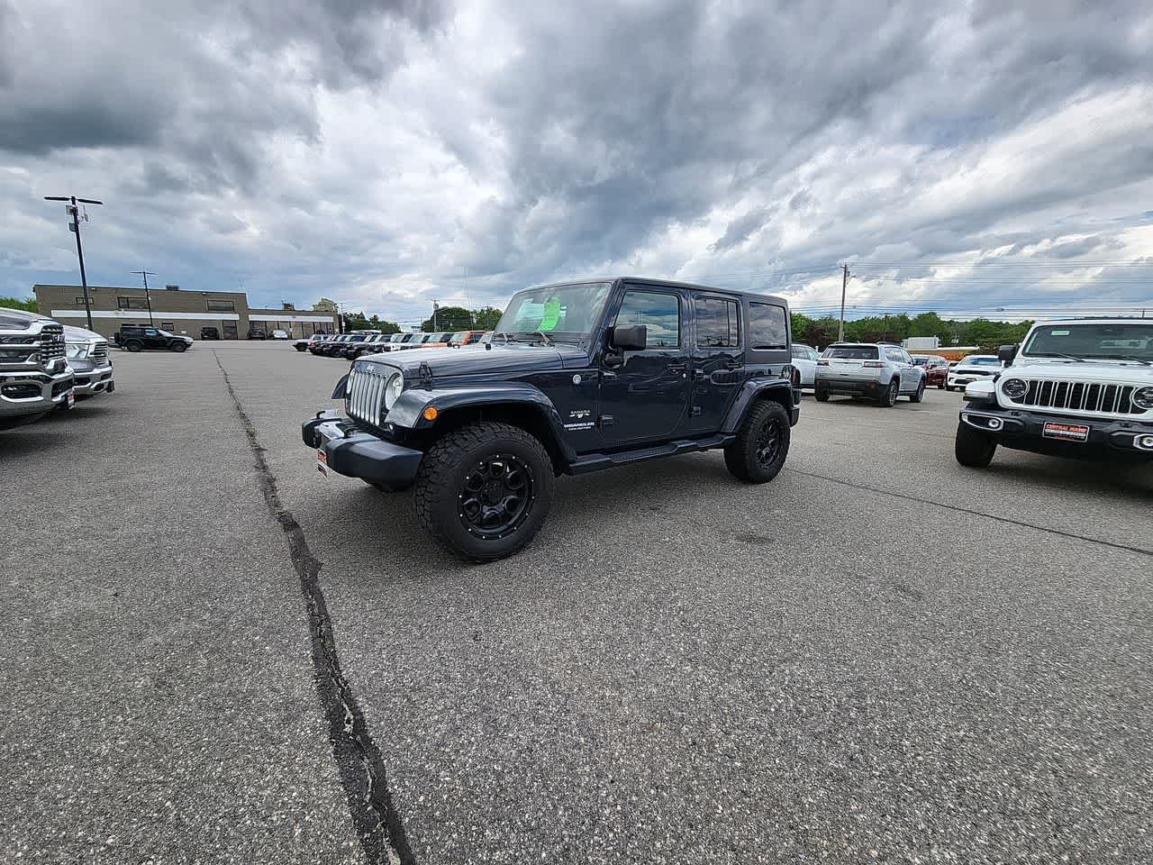 Used 2017  Jeep Sahara image 4