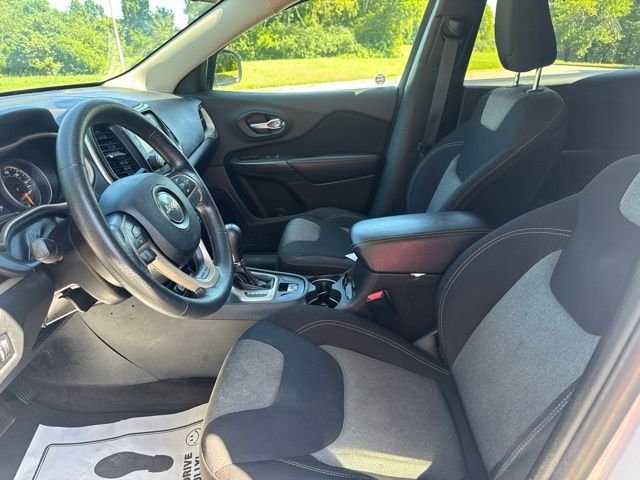 Used 2016 White Jeep Sport image 16