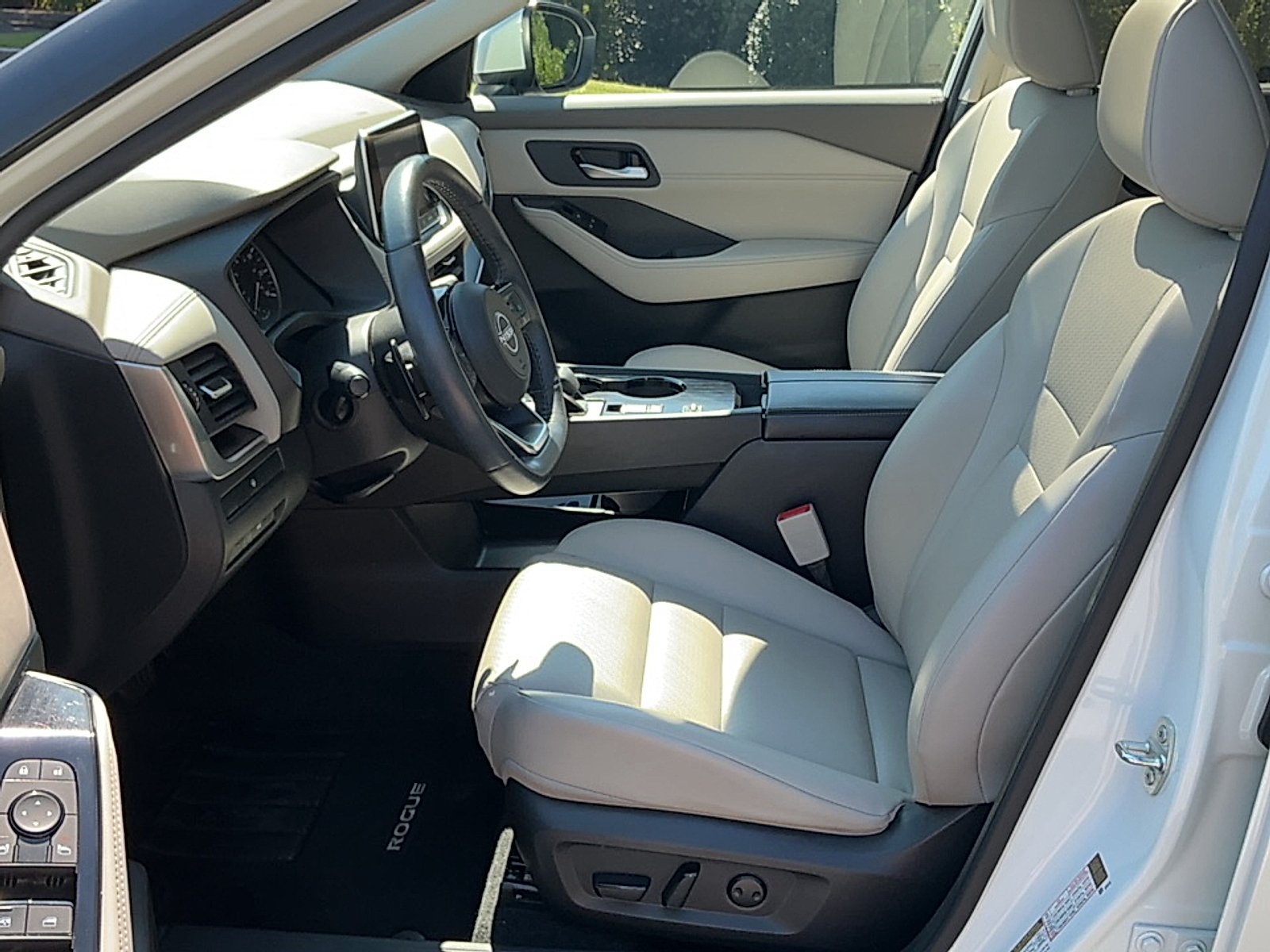 Used 2023 Pearl White Tricoat Nissan SV FWD image 15