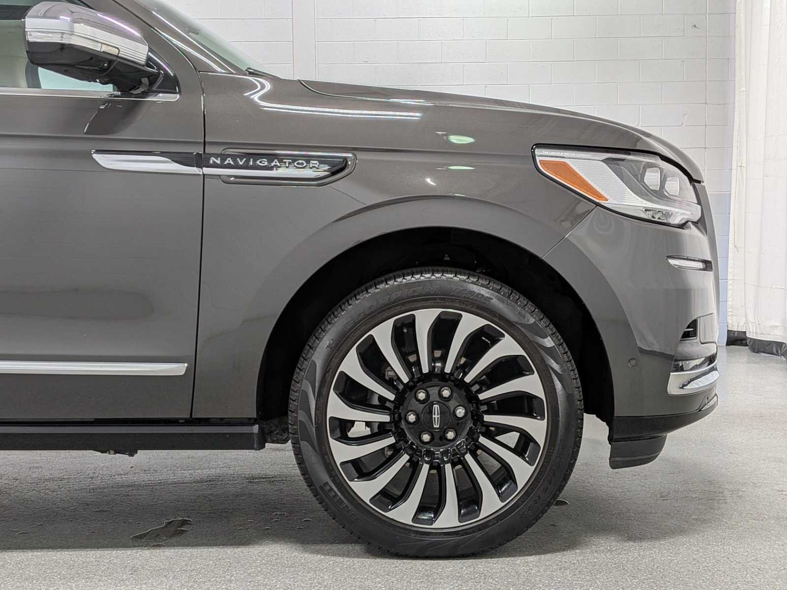 Used 2023 Chroma Caviar Dark Gray Metallic Clearcoat Lincoln Black Label image 11