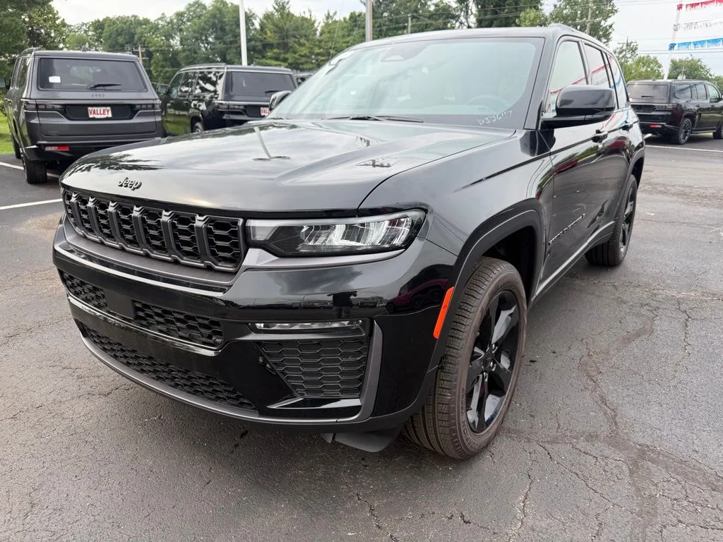 New 2026 Diamond Black Crystal Pearlcoat Jeep Limited image 8