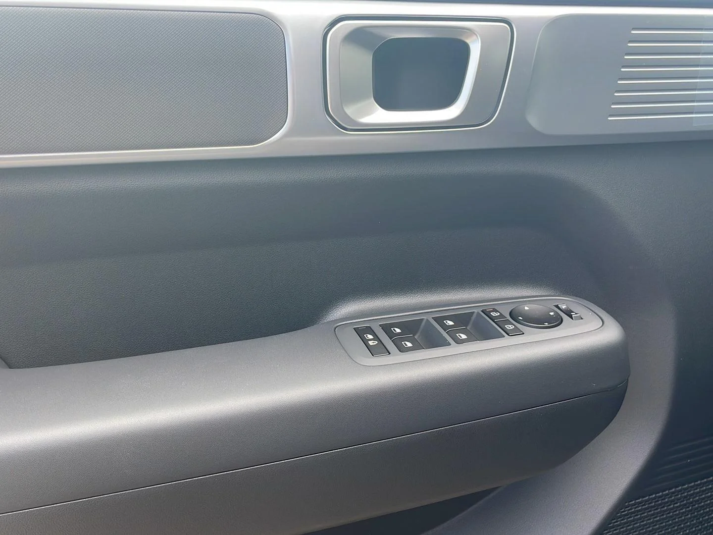 New 2026 Shimmering Silver Hyundai SE image 18