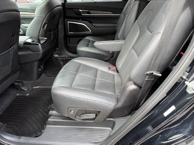 Used 2022 Black Kia EX image 10