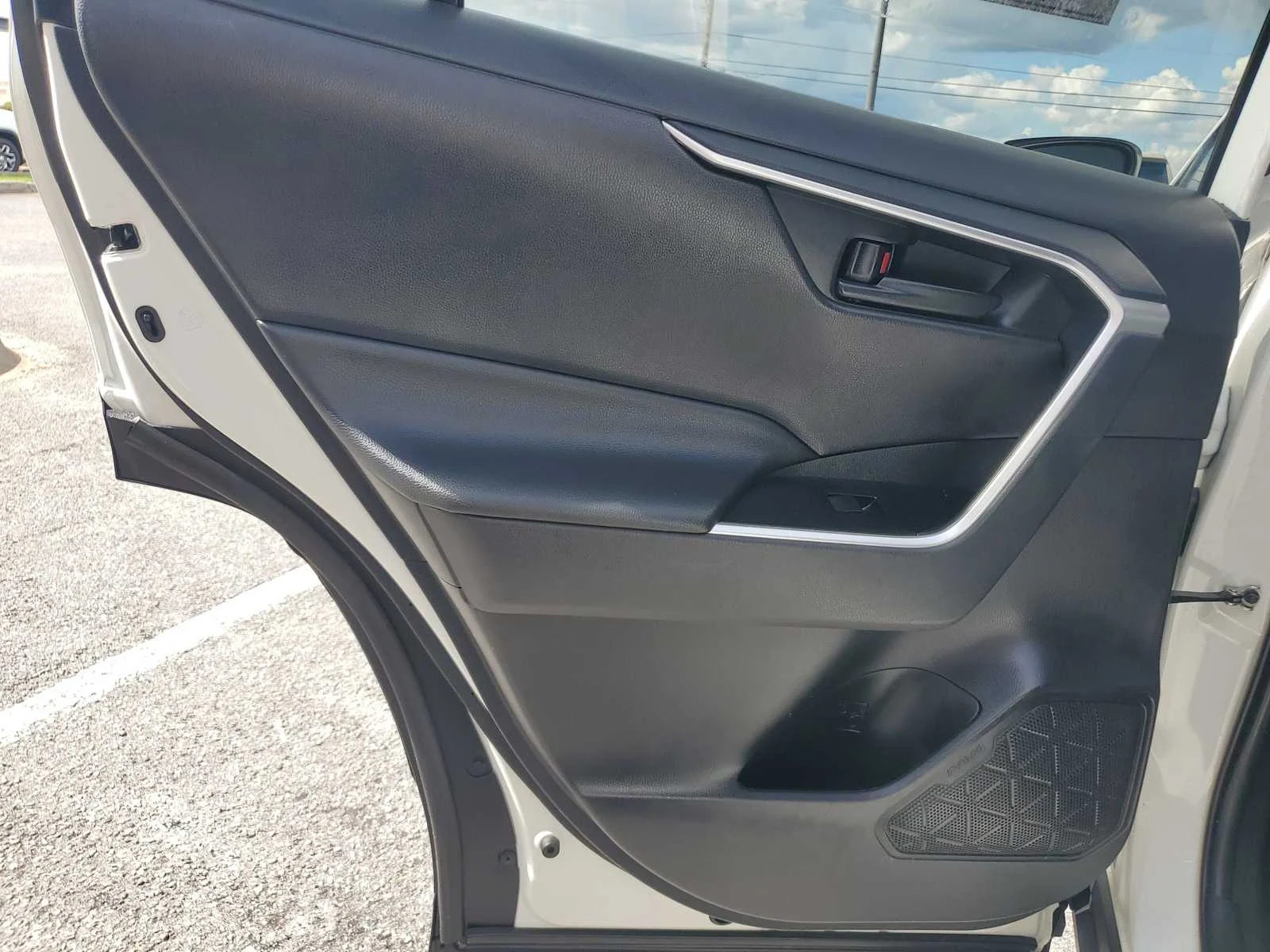 Used 2022 White White Toyota LE image 19