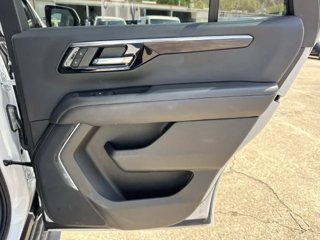 Used 2025 White Chevrolet LT image 34